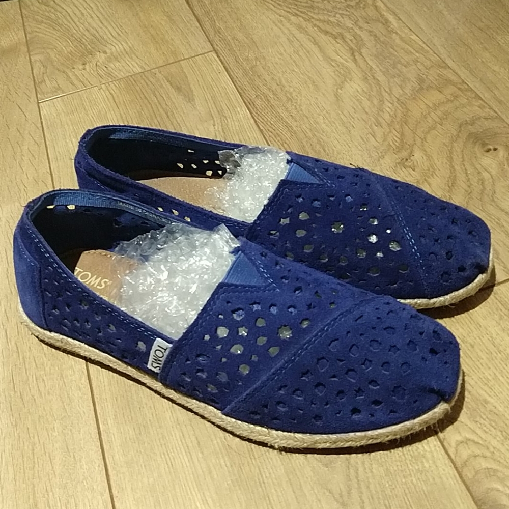 Toms blue size 7 suede shoes